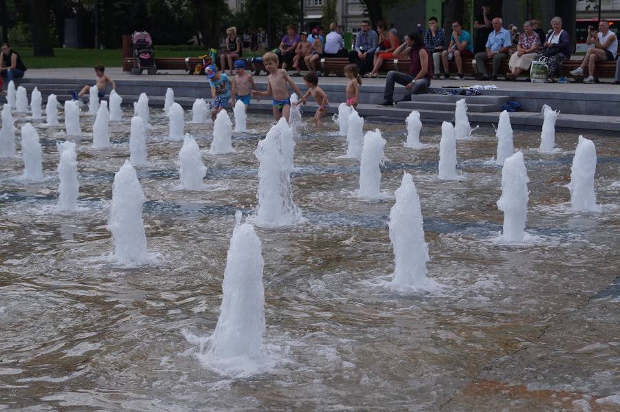 Kąpiel w fontannie na placu Litewskim będzie legalna, lecz są wyjątki