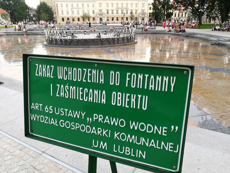 zakaz wchodzenia do fontanny plac litewski lublin