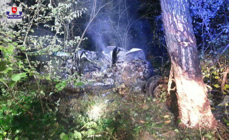 Samochód stanął w płomieniach w lesie w Świdniku