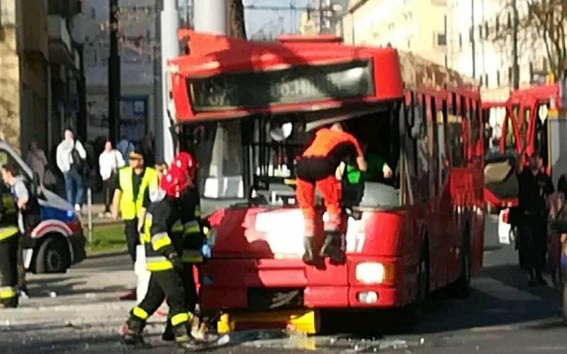 Autobus linii 32 wjechał w słup trakcji trolejbusowej, są ranni [ZDJĘCIA]