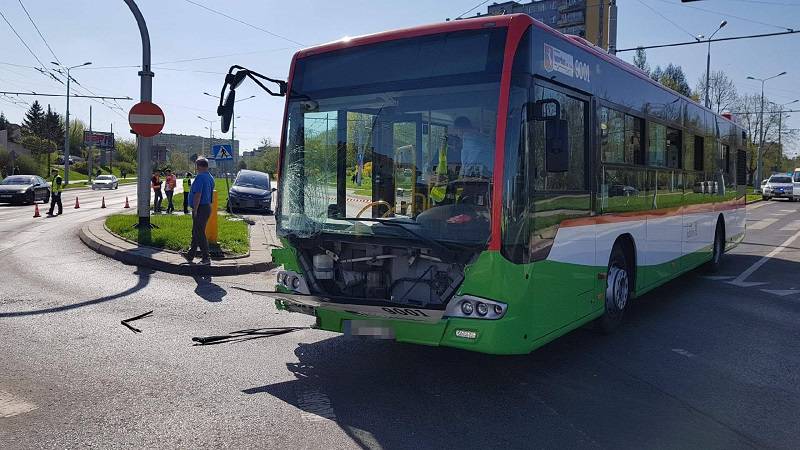 LUBLIN: Autobus zderzył się z osobówką. Sześć osób rannych