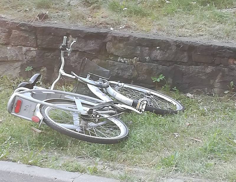 porzucony rower miejski ulica późna