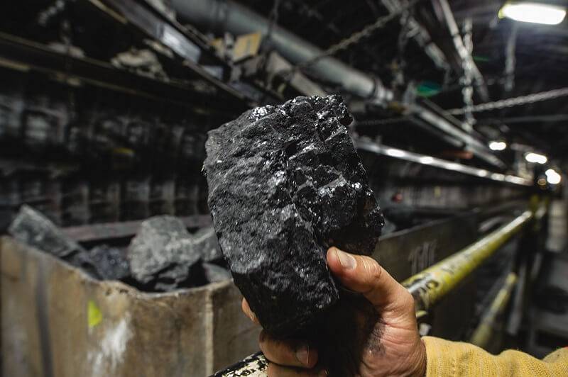 Chętnych na zakup węgla wielokrotnie więcej niż towaru. Górnicy też nie są w stanie kupić węgla