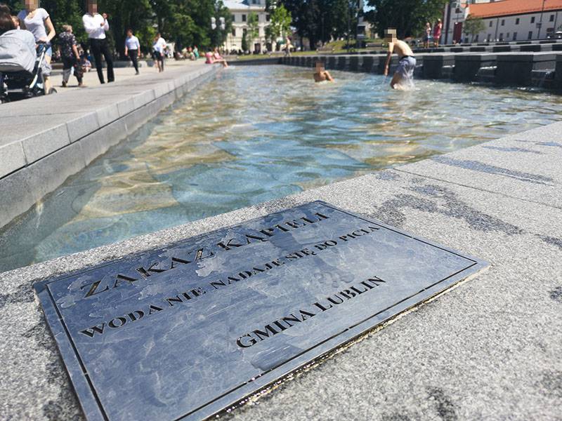 Kąpiel w fontannie na pl. Litewskim może być niebezpieczna! Sanepid ostrzega, a straż miejska grozi mandatami