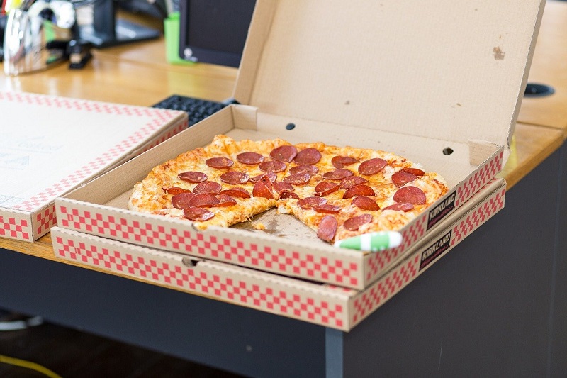 pizza na dowóz w pudełku