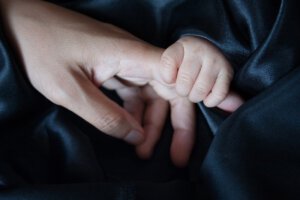 matka dziecko dłoń palec