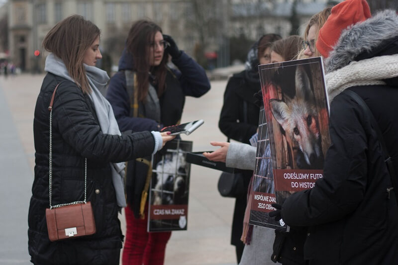 Walczą o wprowadzenie zakazu hodowli zwierząt na futra. Akcja happeningowa na Placu Litewskim