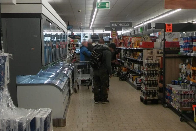 Lublin: Lidl nie ogranicza ilości osób w sklepie. "Kolejki do kas na połowę długości sklepu"