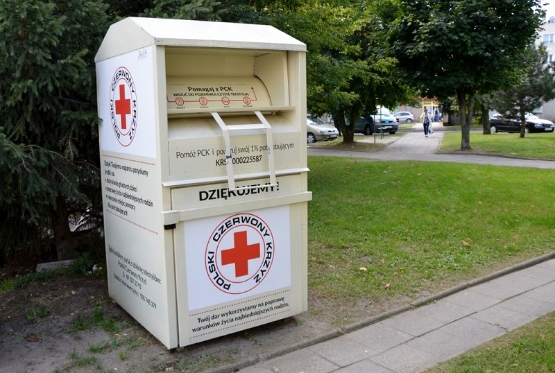 polski czerwony krzyż kontener na odzież