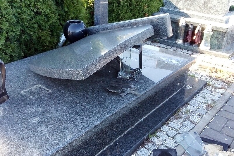 Kto zniszczył groby w Lublinie? Cmentarz na Majdanku zdewastowany przez wandali