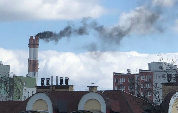 Ciemny dym z komina elektrociepłowni Lublin-Wrotków