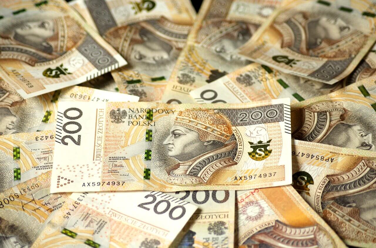 200 złotych pieniądze banknoty
