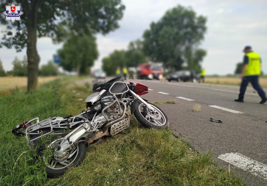 Zderzenie volkswagena z motocyklem na drodze krajowej nr 17. Motocyklista zabrany przez LPR