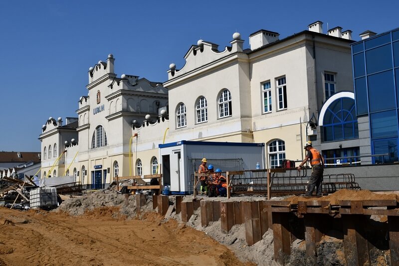 Przebudowa stacji Lublin Główny. Trwa budowa nowego peronu przy budynku dworca PKP