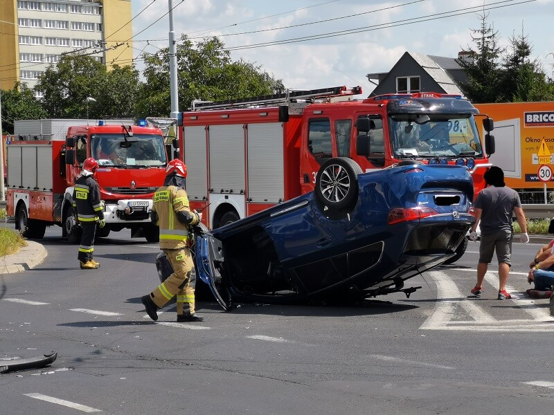 Dachowanie na skrzyżowaniu w Lublinie. Jedna osoba trafiła do szpitala