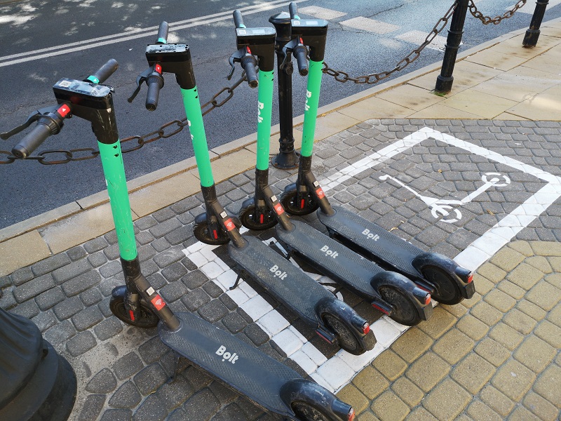 Parking dla elektrycznych hulajnóg na Placu Wolności | fot. Dominik Wąsik