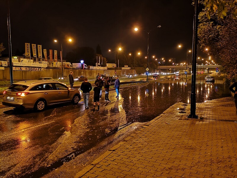 Lublin po burzy pod wodą. Zalane ulice, piwnice i samochody. Wasze zdjęcia i nagrania