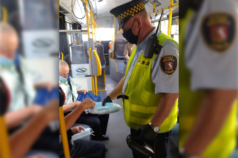 Lublin. Ponownie rozdają maseczki pasażerom komunikacji ...