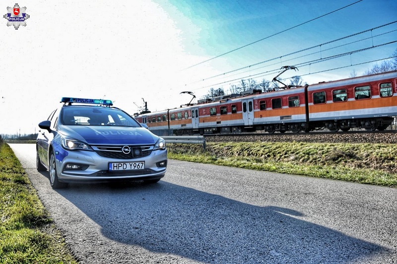 Samochód wjechał pod pociąg w miejscowości Gołaszyn pod Łukowem