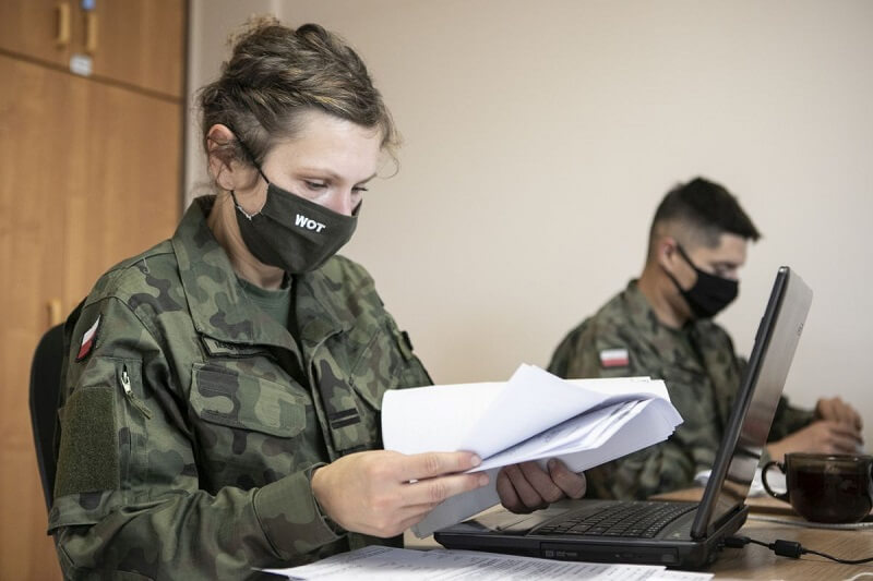 Żołnierze w szpitalach liczą i raportują ilość wolnych łóżek dla pacjentów