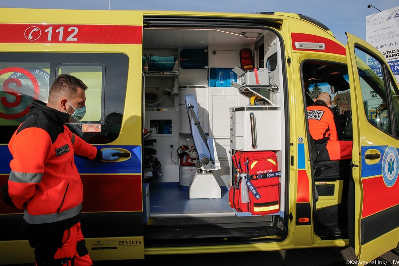 ambulans karetka pogotowia ratunkowego