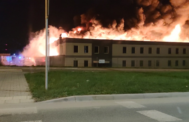 Lublin. Ogromny pożar na Felinie. Ogień objął cały budynek. Trwa akcja gaśnicza