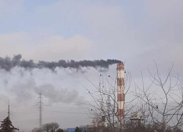 Czarny dym z komina elektrociepłowni Lublin-Wrotków