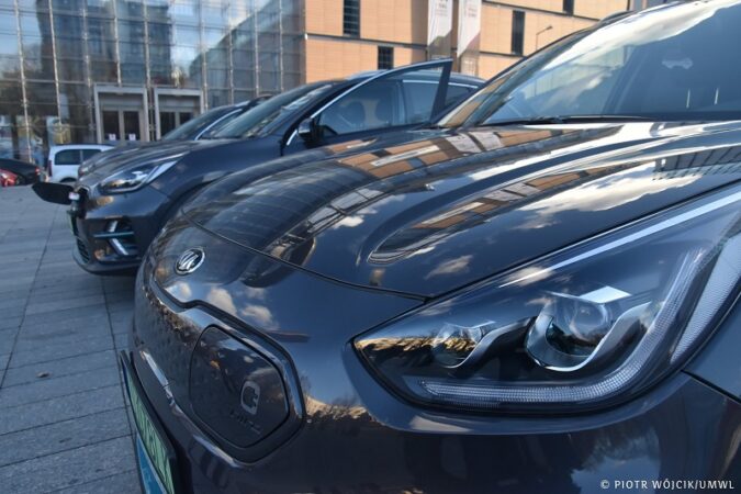 Marszałek kupił trzy nowe auta elektryczne marki Kia e-Niro