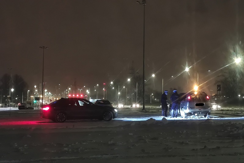 Spadł śnieg, a na parkingach pojawili się amatorzy zimowych poślizgów