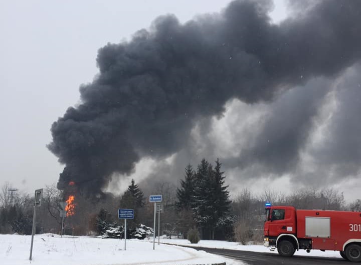 Pożar magazynu AGD i warsztatu samochodowego przy ul. Smoluchowskiego