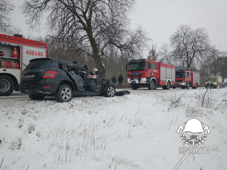 Mercedes uderzył w drzewo w Charlężu | fot. KSRG Spiczyn