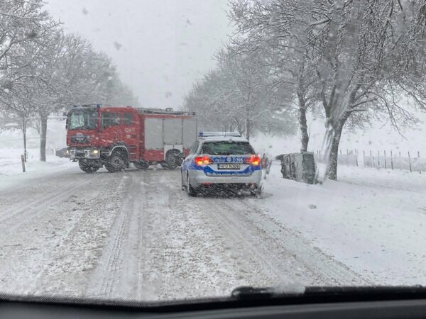 Samochód wpadł do rowu na drodze krajowej nr 17 w miejscowości Zakręcie | fot. czytelnik Błażej