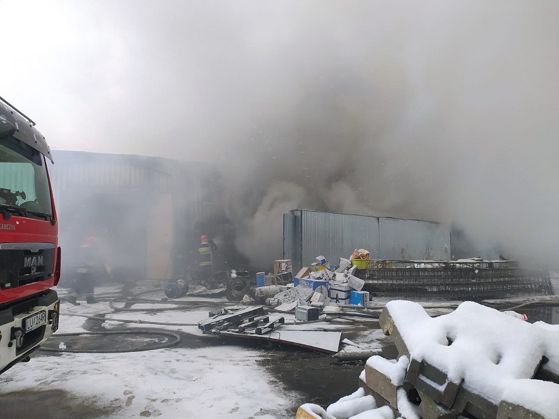 Pożar magazynu AGD i warsztatu samochodowego przy ul. Smoluchowskiego | fot. KM PSP w Lublinie