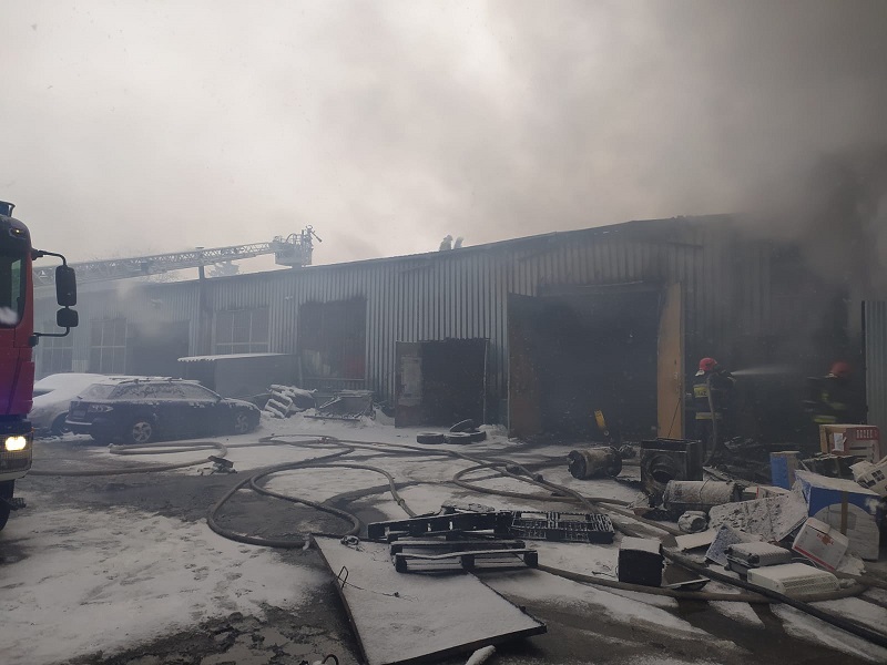 Pożar magazynu AGD i warsztatu samochodowego przy ul. Smoluchowskiego | fot. KM PSP w Lublinie