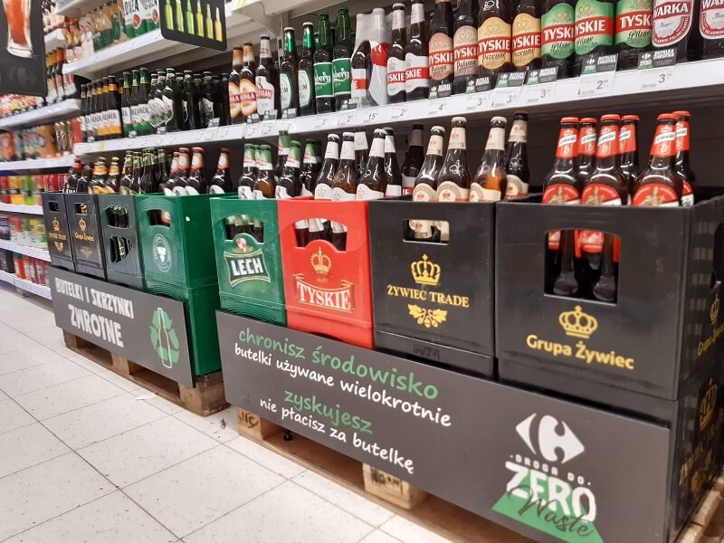 W Carrefour oddasz butelki zwrotne bez paragonu – ruszył test akcji w Warszawie