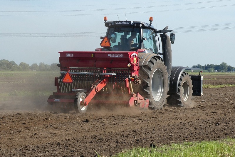 traktor ciągnik rolniczy uprawa pola
