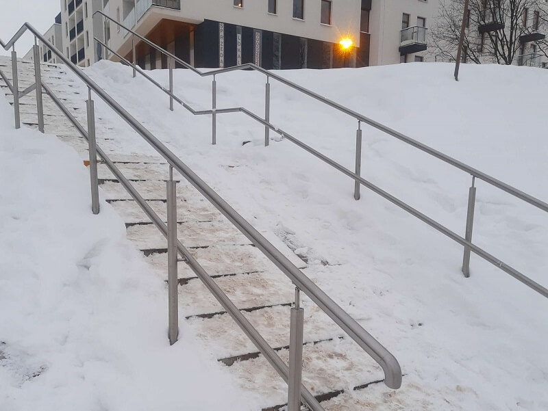 Nieodśnieżone schody na osiedlu Nowe Ogrody na Węglinie | fot. nadesłane