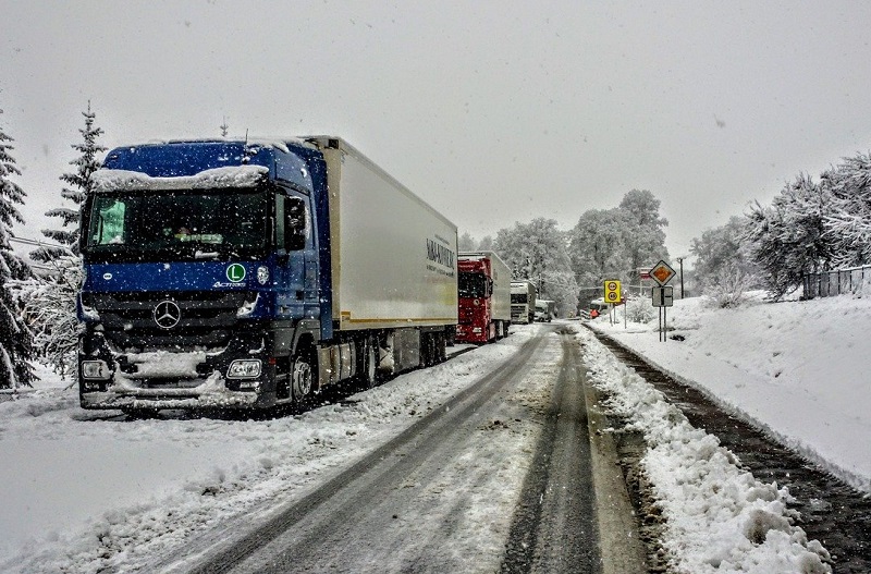 śnieg cieżarówki tiry paraliż ślisko zima