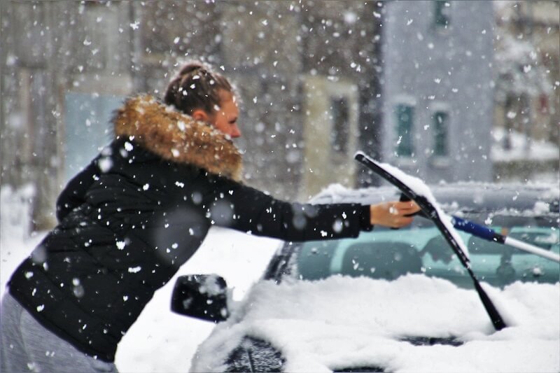 zima śnieg odśnieżanie samochodu