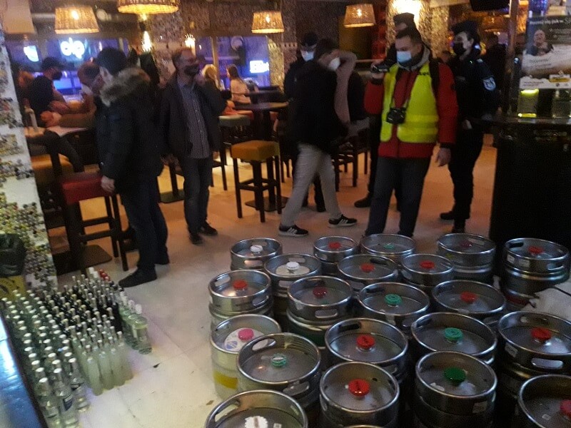 Policjanci zabezpieczyli cały alkohol w pubie PiwPaw w Warszawie | fot. PiwPaw