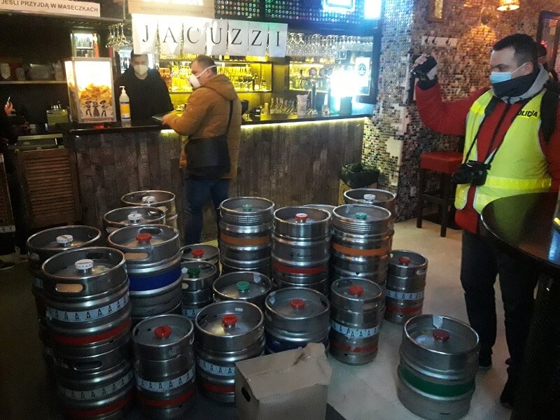 Policjanci zabezpieczyli cały alkohol w pubie PiwPaw w Warszawie | fot. PiwPaw