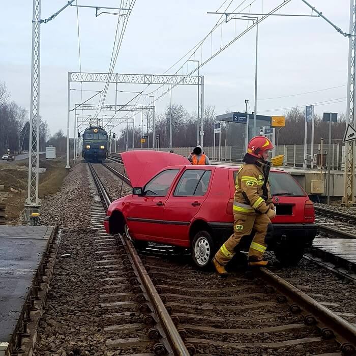 Kierowca volkswagena wjechał na remontowany przejazd kolejowy w Motyczu | fot. mł. kpt. Piotr Lipiec