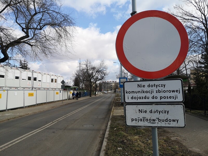 Kierowcy nagminnie łamią zakaz i wjeżdżają na ul. Młyńską | fot. Dominik Wąsik