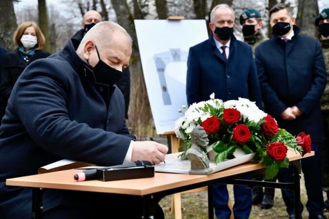 Jacek Sasin złożył podpis pod aktem erekcyjnym pod budowę łuku triumfalnego w Tomaszowie Lubelskim