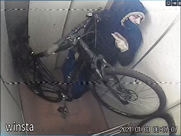 Wizerunek złodzieja, który ukradł rower z klatki schodowej bloku przy ul. Zachodniej