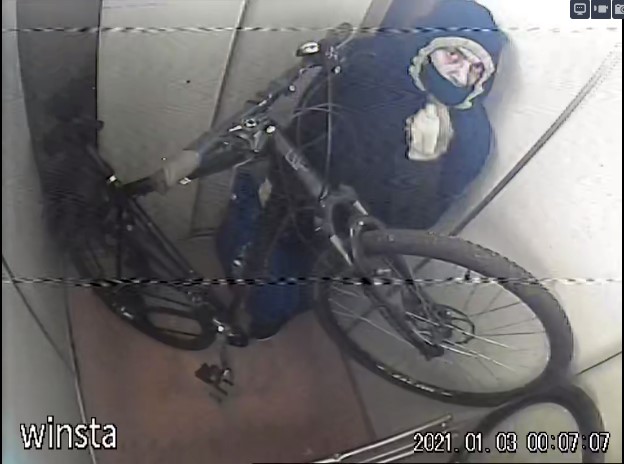 Wizerunek złodzieja, który ukradł rower z klatki schodowej bloku przy ul. Zachodniej