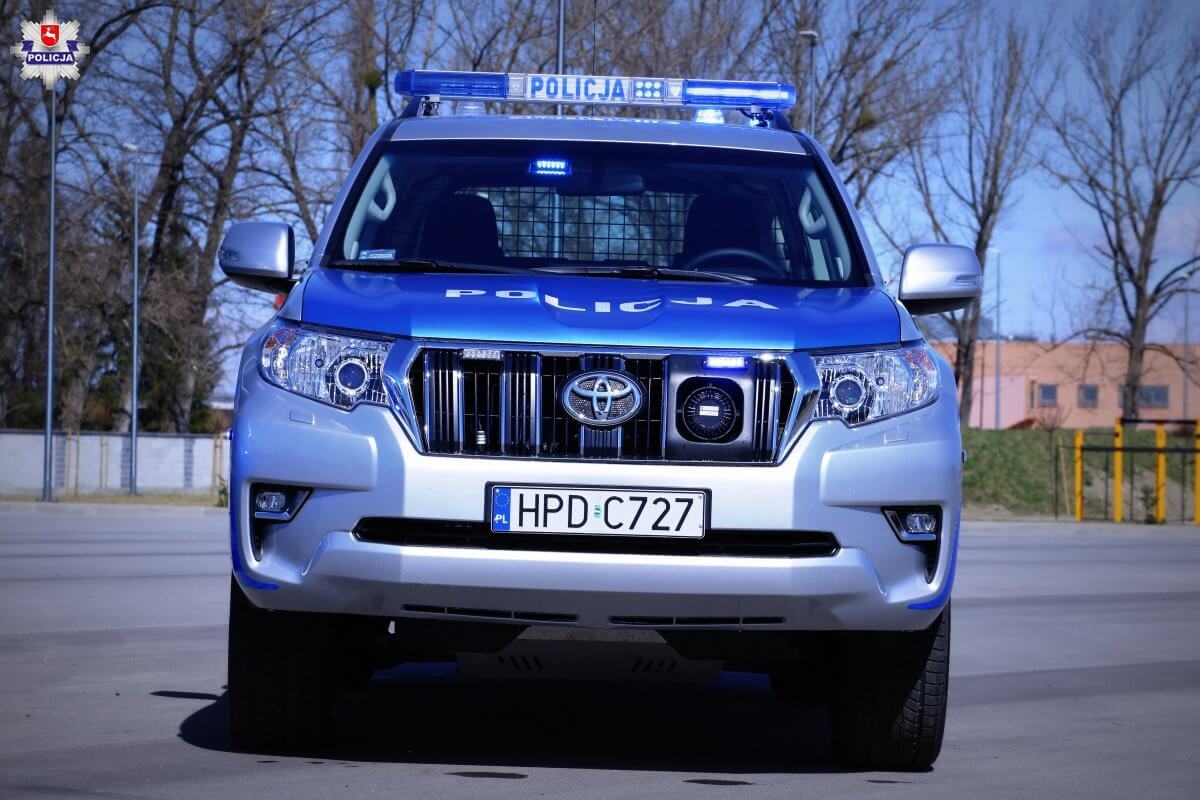 Pościg za nietrzeźwym kierowcą. Ignorował sygnały świetlne i dźwiękowe. 1 Toyoty Land Cruiser jako nowe radiowozy