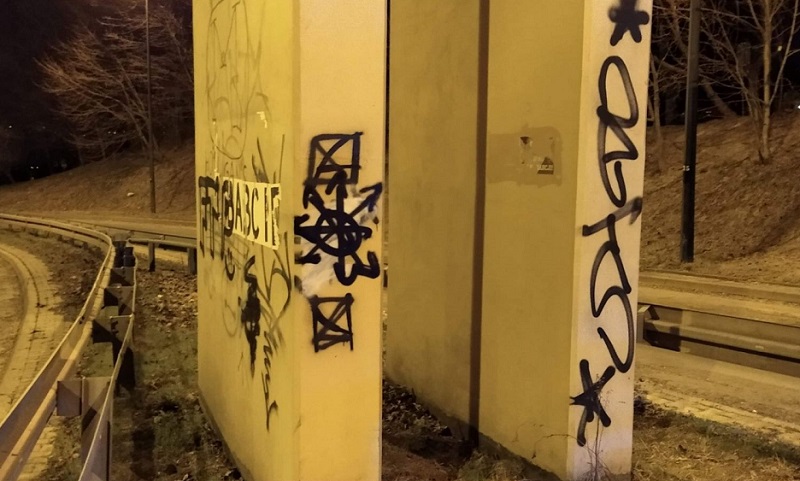 Namalowali graffiti na filarze wiaduktu pod ul. Poniatowskiego w Lublinie