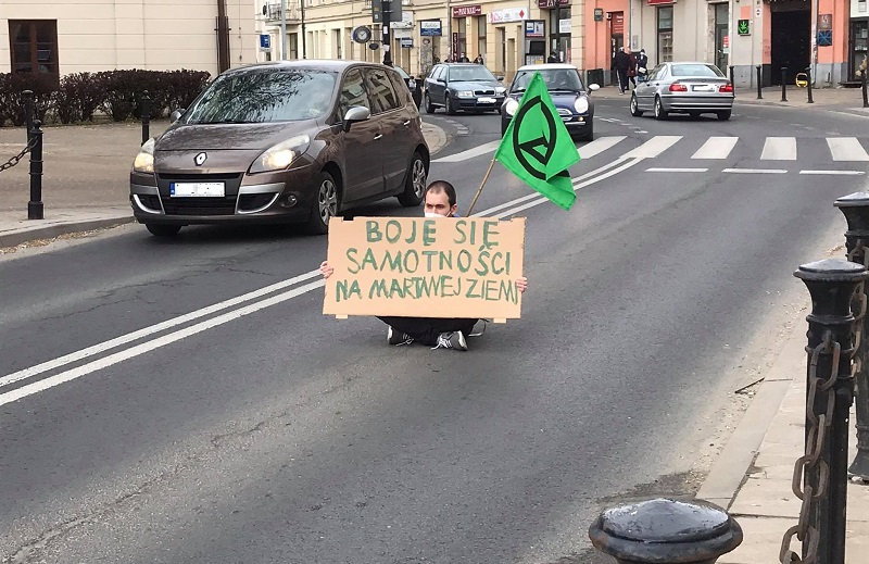 Aktywista Extinction Rebellion Lublin z transparentem