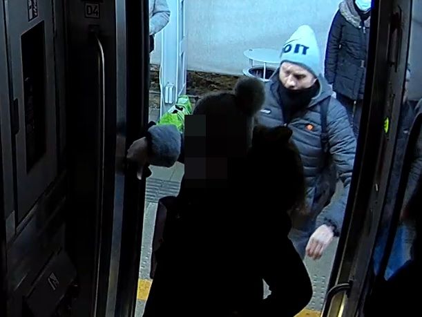 Policja publikuje wizerunek złodzieja, który ukradł portfel w pociągu